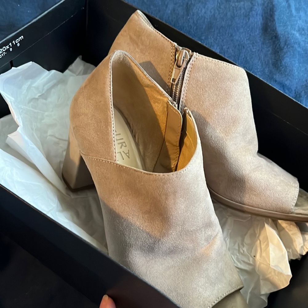 Nude Naturalizer Heels 6M